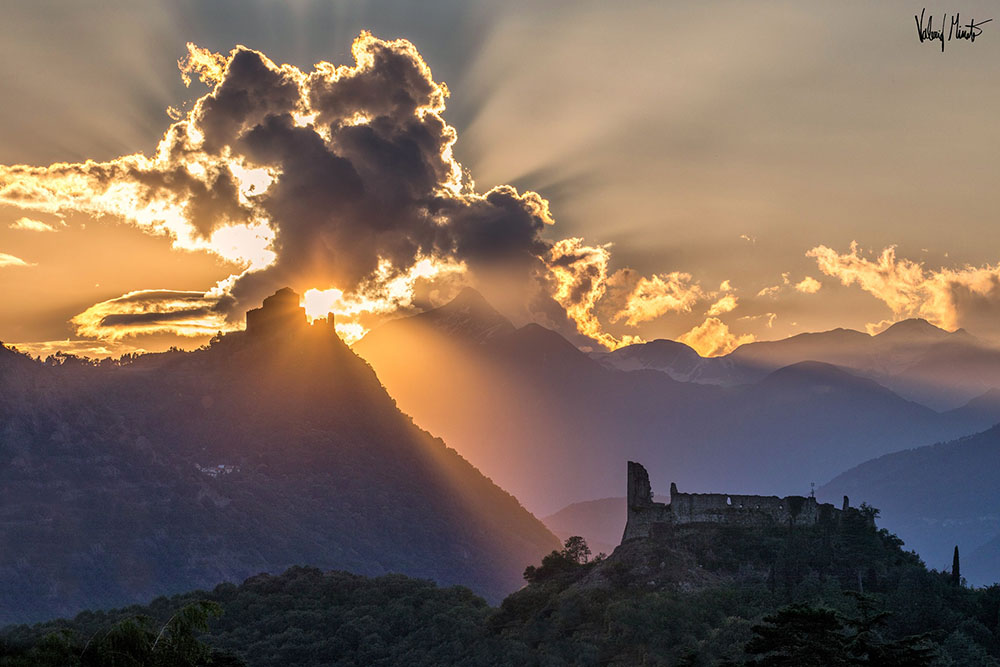 1640-06-27 Un caldo tramonto estivo con il sole incastonato tra il Rocciamelone, la Sacra di San Michele ed il Castello di Avigliana - Valerio Minato